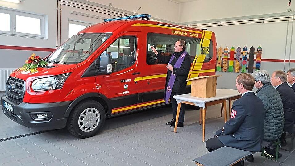 Pfarrer Seidl bei der Segnung des Fahrzeugs. Pfarrer Seidl bei der Segnung des Fahrzeugs.