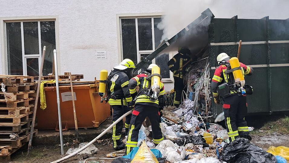 Zum Abl&ouml;schen des stark rauchenden Inhalts musste die Presse entleert werden. Das Material noch mit einer Schaumdecke &uuml;berzogen.