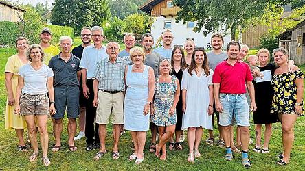 Das Jubelpaar Christa und Herbert Schmid mit Pfarrer Johann Wutz und einem Teil ihrer großen Familie.