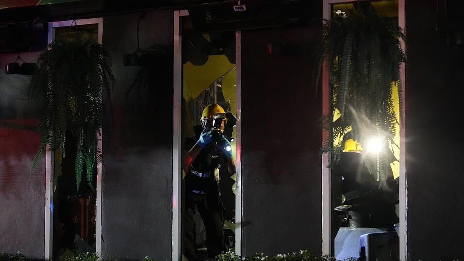 Die Feuerwehr hat den Brand inzwischen unter Kontrolle. Die Feuerwehr hat den Brand inzwischen unter Kontrolle.