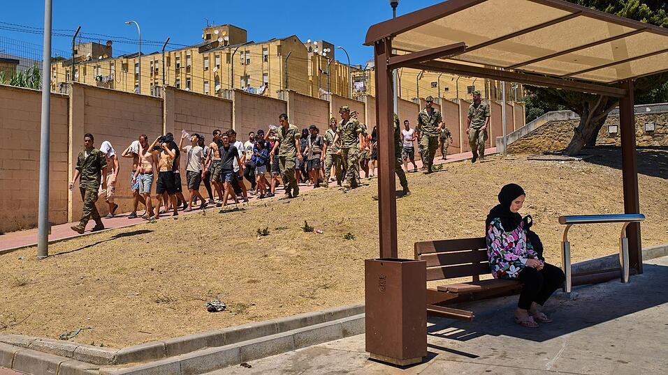 Der größte Teil der schätzungsweise 50.000 bis 60.000 Migranten ist nach Angaben der spanischen Regierung nach Marokko zurückgekehrt. Der größte Teil der schätzungsweise 50.000 bis 60.000 Migranten ist nach Angaben der spanischen Regierung nach Marokko zurückgekehrt.