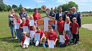 Die „Feuerdrachen Reichersdorf“ präsentieren ihre Urkunden und das neue „Taferl“. Die „Feuerdrachen Reichersdorf“ präsentieren ihre Urkunden und das neue „Taferl“.