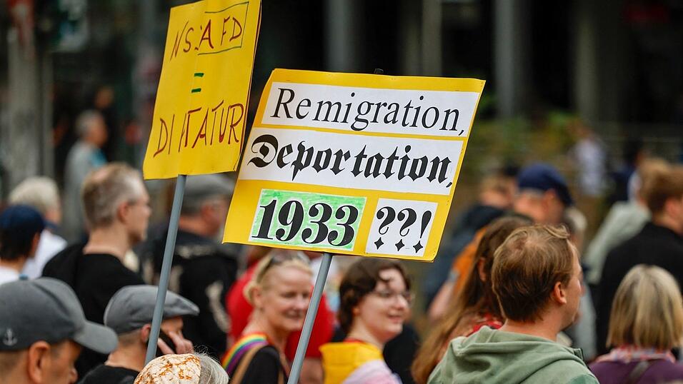 Demonstranten erinnern mahnend an die Anfänge der Nazis in Deutschland. Demonstranten erinnern mahnend an die Anfänge der Nazis in Deutschland.