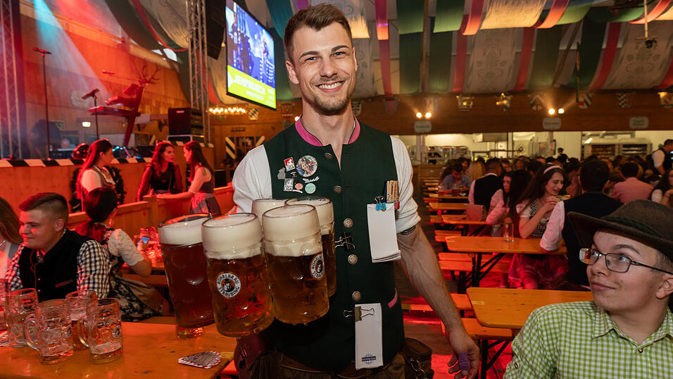 Die Partybilder vom Freitag, 16. August 2024, aus dem Festzelt Weckmann. Die Partybilder vom Freitag, 16. August 2024, aus dem Festzelt Weckmann.