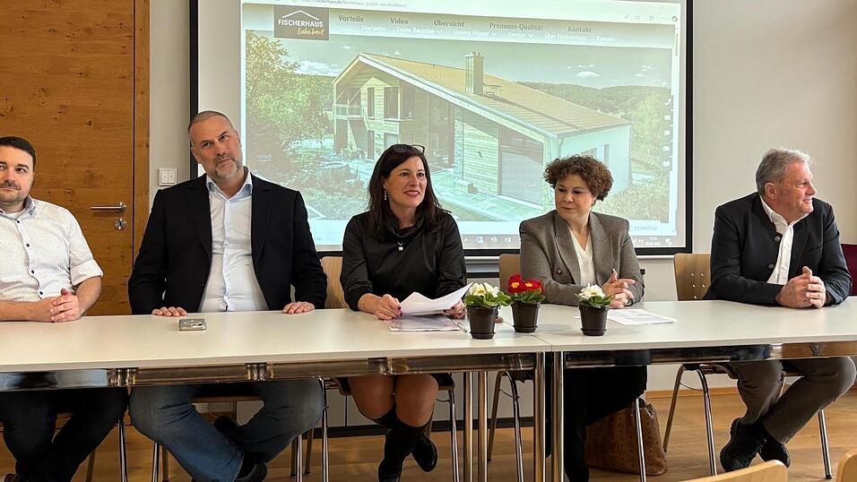 Bei einer kurzfristig einberufenen Pressekonferenz ging's darum, wie es bei Gruber weitergeht.