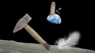 Gäbe es auf der Erde keinen Luftwiderstand, Hammer und Feder würden gleichschnell zu Boden fallen. Das fand Galileo Galilei bei Experimenten vom Schiefen Turm von Pisa heraus. Astronaut David Scott bestätigte diese Erkenntnis auf dem Mond, dort gibt es keinen Luftwiderstand.