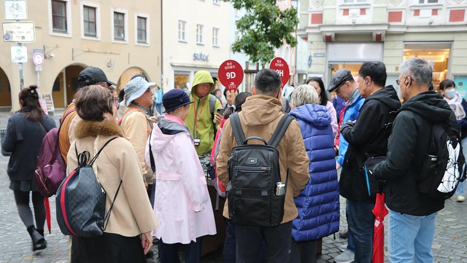 Das Modell der Stadt Landshut am Ländtor wird von den Kreuzfahrt-Touristen dicht umlagert. Unübersehbar sind die knallroten Täfelchen der Begleiterinnen. Schließlich soll kein Mitglied der Gruppe verloren gehen. Das Modell der Stadt Landshut am Ländtor wird von den Kreuzfahrt-Touristen dicht umlagert. Unübersehbar sind die knallroten Täfelchen der Begleiterinnen. Schließlich soll kein Mitglied der Gruppe verloren gehen.
