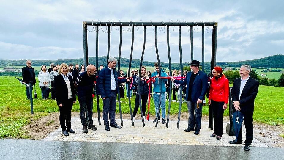 Neuer Selfie-Spot? Der Entwurf zu diesem Kunstwerk stammt von Hannah Meindl (Mitte). Sie durfte im Beisein von B&uuml;rgermeistern aus Furth im Wald, Ce&scaron;ka Kubice und Domažlice sowie der beiden Schulleiterinnen zusammen mit Austauschsch&uuml;ler Jakub das Er&ouml;ffnungsband durchtrennen.