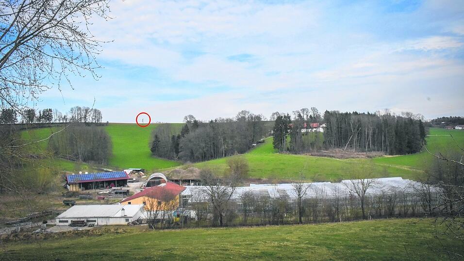 Die Gebäude im Vordergrund gehören zu den Höhenberger Werkstätten. Etwa 400 Meter weiter, auf einem Hügel (rote Markierung) soll ein 40 Meter hoher Funkmast errichtet und im Sommer in Betrieb genommen werden. Dagegen hat nun auch schon ein angrenzender Bauer geklagt. Die Gebäude im Vordergrund gehören zu den Höhenberger Werkstätten. Etwa 400 Meter weiter, auf einem Hügel (rote Markierung) soll ein 40 Meter hoher Funkmast errichtet und im Sommer in Betrieb genommen werden. Dagegen hat nun auch schon ein angrenzender Bauer geklagt.