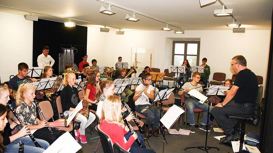 Die Jugendlichen in der Stadtkapelle Straubing musizieren auf vielen verschiedenen Instrumenten. Sie proben einmal w&ouml;chentlich. (Fotos: Wende)