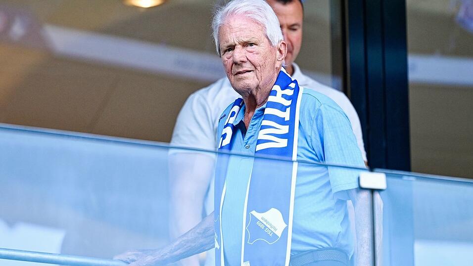 Mäzen Dietmar Hopp schaut in der Arena zu.