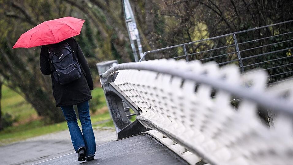 Am Alpenrand kann es nass werden. (Archivbild)