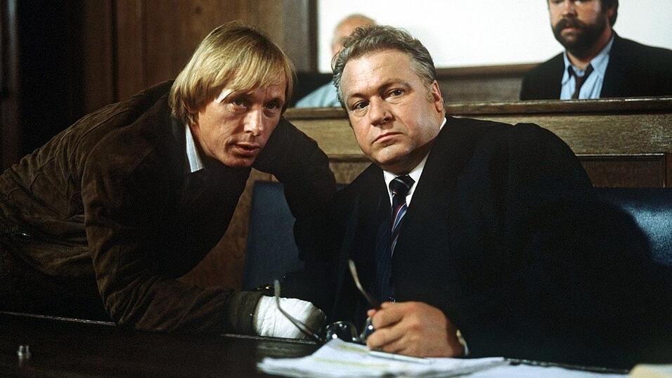 Claus Theo Gärtner (links) als Privatdetektiv Matula und sein erster sogenannter Dienstherr in der ZDF-Krimiserie «Ein Fall für zwei», Günter Strack als Rechtsanwalt Dr. Renz. (Archivbild) Claus Theo Gärtner (links) als Privatdetektiv Matula und sein erster sogenannter Dienstherr in der ZDF-Krimiserie «Ein Fall für zwei», Günter Strack als Rechtsanwalt Dr. Renz. (Archivbild)