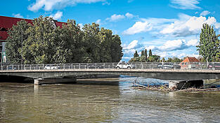 Durch das Hochwasser führte die Isar viel Treibgut, das an den Pfeilern der Luitpoldbrücke hängenblieb. Hier verfing sich der Körper des Toten und wurde von einem Passanten entdeckt.