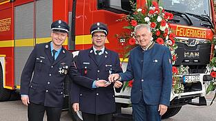 Bürgermeister Josef Dollinger (v.r.) übergab den Fahrzeugschlüssel an den scheidenden Kommandanten Gerhard Hochleitner und den neuen Kommandanten Christian Braun.