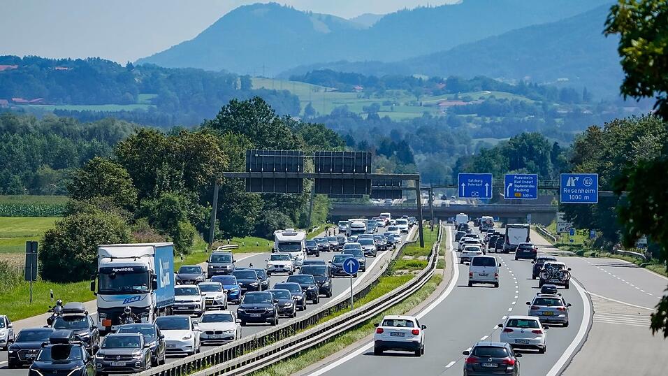 Die A8 - hier in der N&auml;he von Rosenheim - geh&ouml;rte zu den staureichsten Autobahnen Bayerns. (Archivbild)