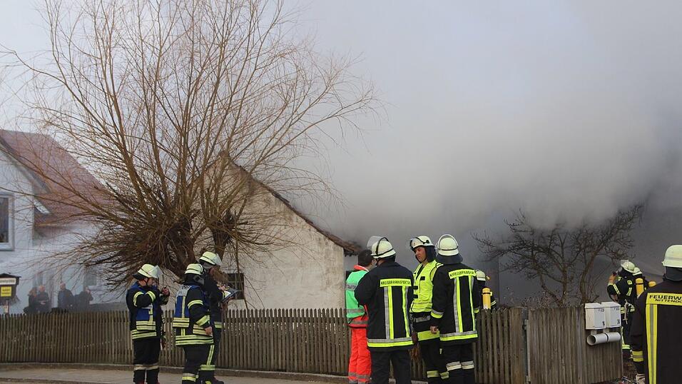 In Thumhausen bei Nittendorf fing eine Scheune Feuer.