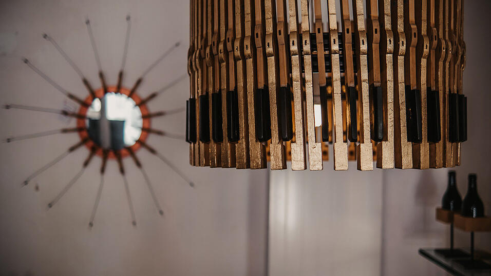 Aus den Tasten wurde hier eine Lampe: Pianolamp goldplated Aus den Tasten wurde hier eine Lampe: Pianolamp goldplated