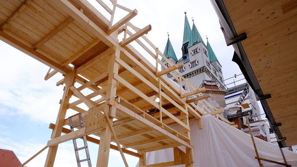 Auf diese Holzkonstruktion werden nach und nach die Versteifungen für das Rathausdach gesetzt. Auf diese Holzkonstruktion werden nach und nach die Versteifungen für das Rathausdach gesetzt.