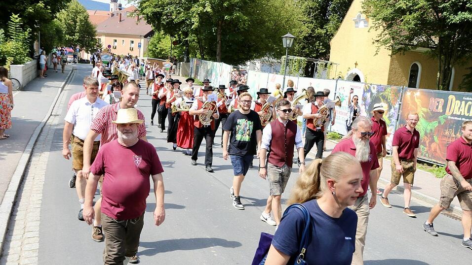 In solchen traten auch die Mitglieder der Kardinalsgarde auf. In solchen traten auch die Mitglieder der Kardinalsgarde auf.
