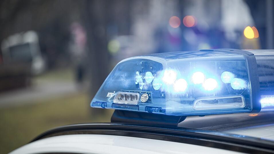 Die Kriminalpolizei ermittelt zur Ursache des Sturzes.