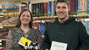 B&uuml;chereileiterin Melanie H&auml;rtl konnte Michael Ostner f&uuml;r 10 Jahre ehrenamtliche Mitarbeit ehren.