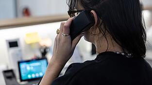 Die allermeisten Frauen verdienen in Partnerschaften weniger als der Mann (Archivbild)