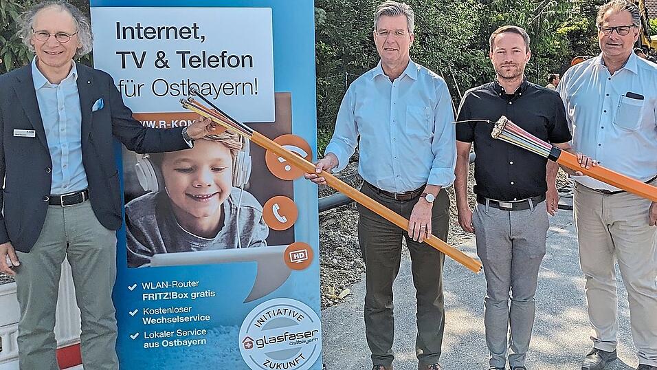 Das orange Kabel kommt: R-Kom-Chef Alfred Rauscher (v.l.) freut sich mit Bürgermeister Hans Schmalhofer, Genossenschafts-Geschäftsführer Sebastian Balliger, Stadtwerkechef Stefan Kopp und Stadtwerke-Planer Christian Wimmer über den nächsten Netzausbau in Plattling. Das orange Kabel kommt: R-Kom-Chef Alfred Rauscher (v.l.) freut sich mit Bürgermeister Hans Schmalhofer, Genossenschafts-Geschäftsführer Sebastian Balliger, Stadtwerkechef Stefan Kopp und Stadtwerke-Planer Christian Wimmer über den nächsten Netzausbau in Plattling.