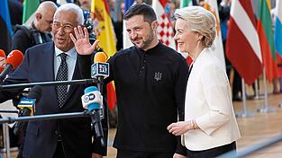 Antonio Costa (l.) und Ursula von der Leyen empfangen den ukrainischen Präsidenten Wolodymyr Selenskyj in Brüssel. Nach der US-Kursänderung könnte in der EU jetzt die 'Ära der Aufrüstung' beginnen.