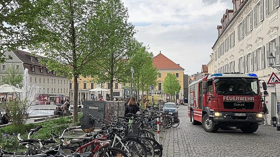 Mehrere Minuten standen am Samstag die Einsatzfahrzeuge am Bismarkplatz. Das folgt einem konkreten Einsatzplan. Die gesperrte Gesandtenstra&szlig;e sei kein Risiko, versichert die Stadt.