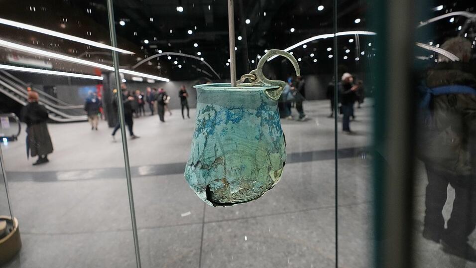 Ein antiker römischer Eimer, mit dem Wasser aus Brunnen geschöpft wurde und der auf das 5. bis 2. Jahrhundert vor Christus datiert wird, ist in der neuen U-Bahn-Station am Kolosseum zu sehen. Ein antiker römischer Eimer, mit dem Wasser aus Brunnen geschöpft wurde und der auf das 5. bis 2. Jahrhundert vor Christus datiert wird, ist in der neuen U-Bahn-Station am Kolosseum zu sehen.