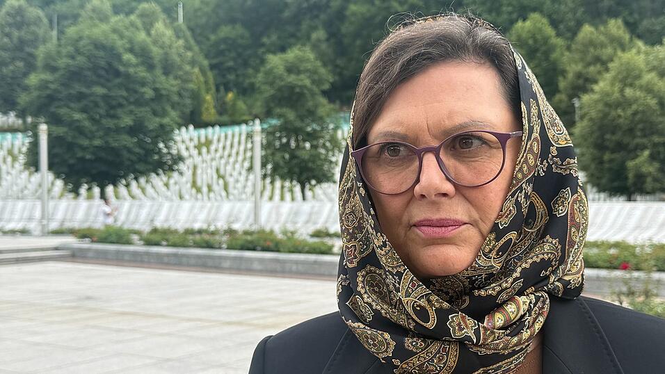 Bayerns Landtagspräsidentin Ilse Aigner (CSU) erinnert in Bosnien-Herzegowina an die Opfer des Völkermords von Srebrenica. Bayerns Landtagspräsidentin Ilse Aigner (CSU) erinnert in Bosnien-Herzegowina an die Opfer des Völkermords von Srebrenica.