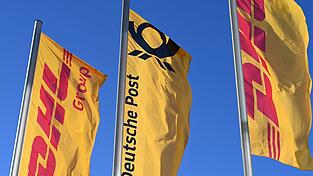 Eine Deutsche-Post-Fahne an der Konzernzentrale umrahmt von DHL-Fahnen. So soll es bleiben. Eine Deutsche-Post-Fahne an der Konzernzentrale umrahmt von DHL-Fahnen. So soll es bleiben.