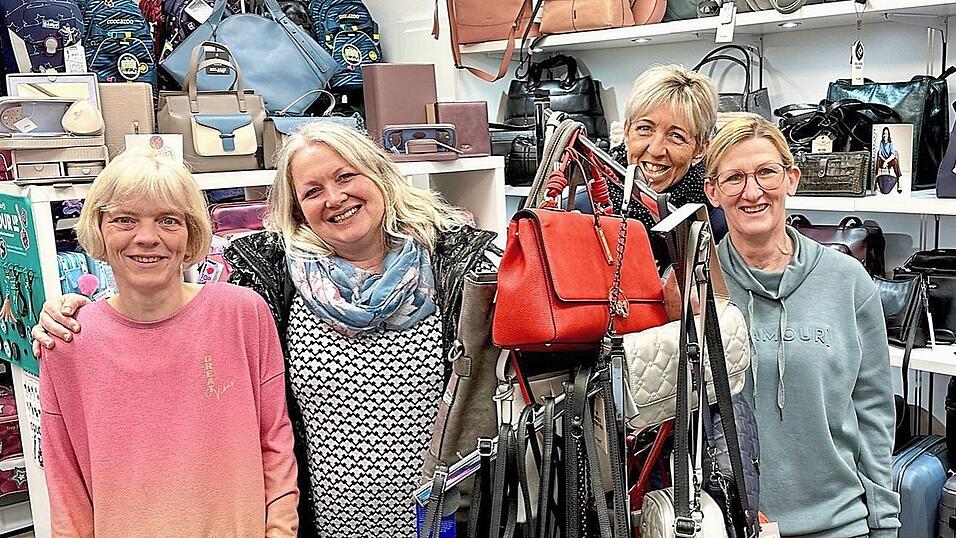 Carina Wild (Zweite von links) zusammen mit ihren Mitarbeiterinnen in Wagners Taschenwelt. Beim ersten Further 'Late-Night-Shopping' k&ouml;nnen sich die Besucher aber auch &uuml;ber Spielwaren, Pflanzendekorationen, Weine und pfiffige Ideen aus Kork informieren, und das alles in einer lockeren, geselligen Atmosph&auml;re.