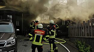 Ein brenzliger Einsatz am 8. Juni dieses Jahres: Die Sauna im Keller brennt. Die Temperaturen sind so enorm, dass der Nackenschutz am Helm verkohlt und die Schutzanzüge im Anschluss unbrauchbar sind. Ein brenzliger Einsatz am 8. Juni dieses Jahres: Die Sauna im Keller brennt. Die Temperaturen sind so enorm, dass der Nackenschutz am Helm verkohlt und die Schutzanzüge im Anschluss unbrauchbar sind.