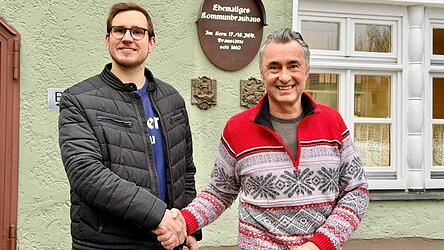 Ab dem 1. Februar ist Andreas Mayer (links) Chef der letzten Further Brauerei. Matthias Strau&szlig; zeigte sich froh, einen solch kompetenten und auch leidenschaftlichen Bierbrauer sein Lebenswerk &uuml;bertragen zu k&ouml;nnen.