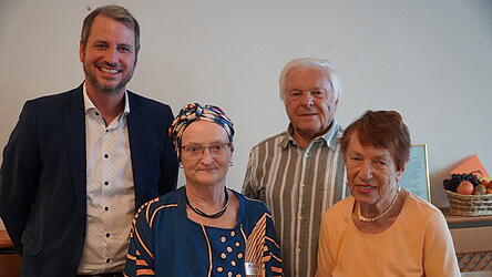 Bürgermeister Matthias Kohlmayer (v. l.), Schatzmeisterin und kommissarische Vorsitzende Christa Christ, Landesvorstandsmitglied Joachim Flache mit Theresa Weinzierl Bürgermeister Matthias Kohlmayer (v. l.), Schatzmeisterin und kommissarische Vorsitzende Christa Christ, Landesvorstandsmitglied Joachim Flache mit Theresa Weinzierl