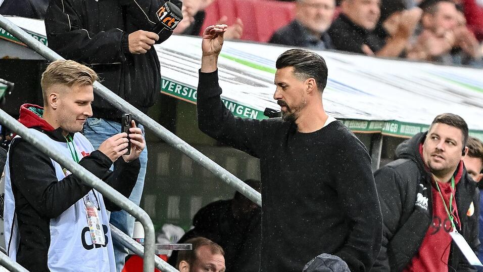 Sandro Wagner reagiert nach dem Abpfiff mit einer Geste Richtung Publikum.