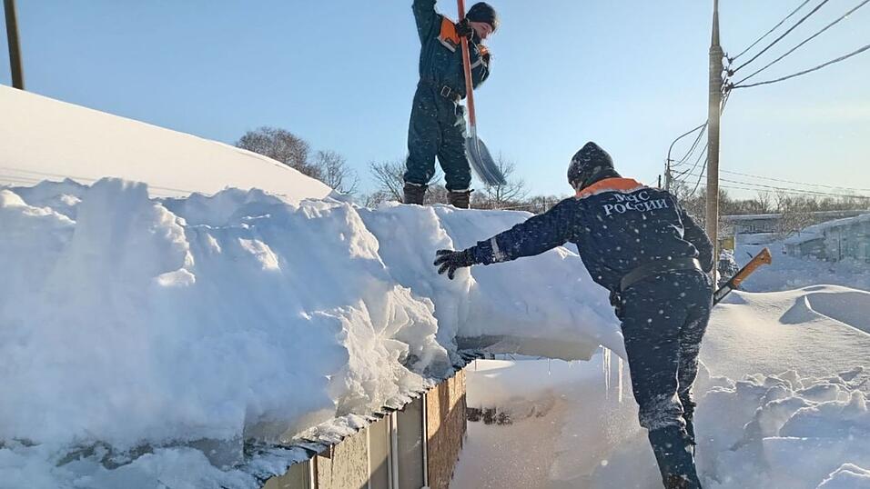 Die Beh&ouml;rden auf der fern&ouml;stlichen Halbinsel Kamtschatka rechnen noch mit tagelangen Eins&auml;tzen, um dem Schneechaos Herr zu werden.