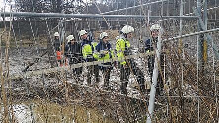 Mit Gummistiefeln und Wathosen machten sich die Helfer, die auch aus dem Landkreis Straubing-Bogen kamen, auf den Weg zu den Tieren auf einem verwahrlosten Anwesen in Baden-Württemberg. Schweine, Pferde und Geflügel wurden gerettet, der Eigentümer darf keine Tiere mehr halten.