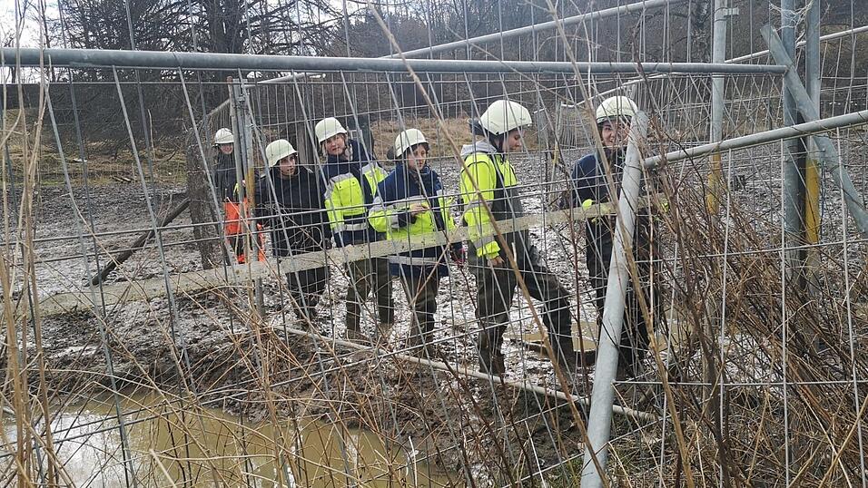 Mit Gummistiefeln und Wathosen machten sich die Helfer, die auch aus dem Landkreis Straubing-Bogen kamen, auf den Weg zu den Tieren auf einem verwahrlosten Anwesen in Baden-Württemberg. Schweine, Pferde und Geflügel wurden gerettet, der Eigentümer darf keine Tiere mehr halten. Mit Gummistiefeln und Wathosen machten sich die Helfer, die auch aus dem Landkreis Straubing-Bogen kamen, auf den Weg zu den Tieren auf einem verwahrlosten Anwesen in Baden-Württemberg. Schweine, Pferde und Geflügel wurden gerettet, der Eigentümer darf keine Tiere mehr halten.