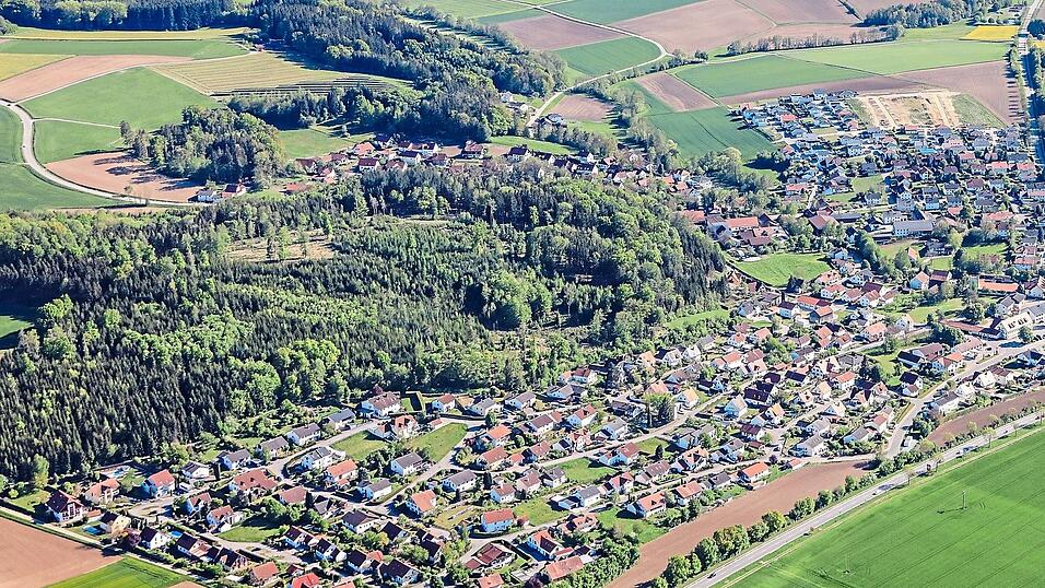 Der Wald, der sich an das Dorf Viecht direkt an der B 11 schmiegt, wäre dem Bentonitabbau der Firma Clariant zum Opfer gefallen. Der Wald, der sich an das Dorf Viecht direkt an der B 11 schmiegt, wäre dem Bentonitabbau der Firma Clariant zum Opfer gefallen.