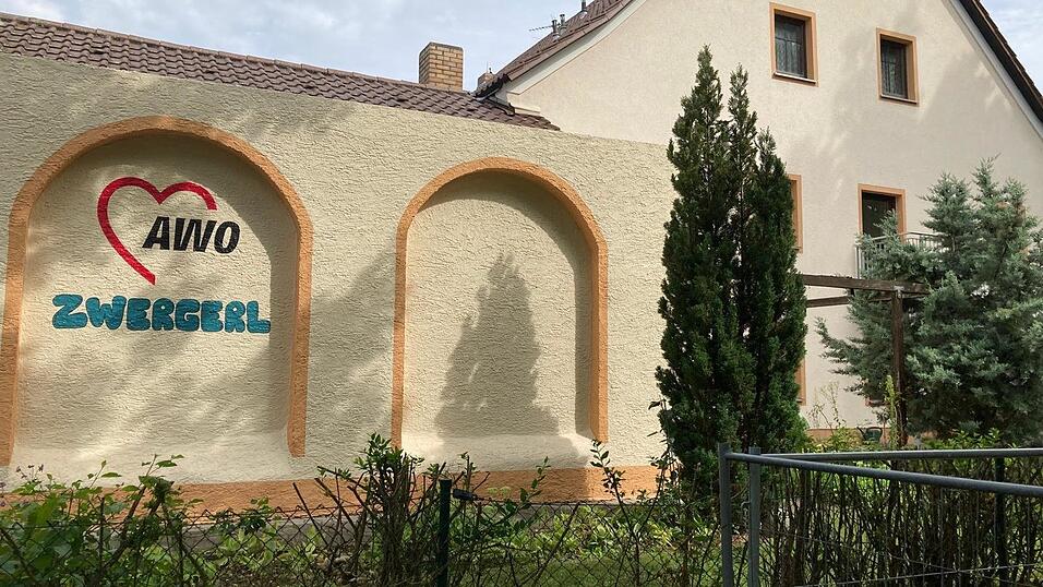 Hinter den 'AWO Zwergerl' verbirgt sich eine vollstationäre Einrichtung für Kleinkinder, die im Herbst oder Frühwinter eröffnen soll. Hinter den 'AWO Zwergerl' verbirgt sich eine vollstationäre Einrichtung für Kleinkinder, die im Herbst oder Frühwinter eröffnen soll.