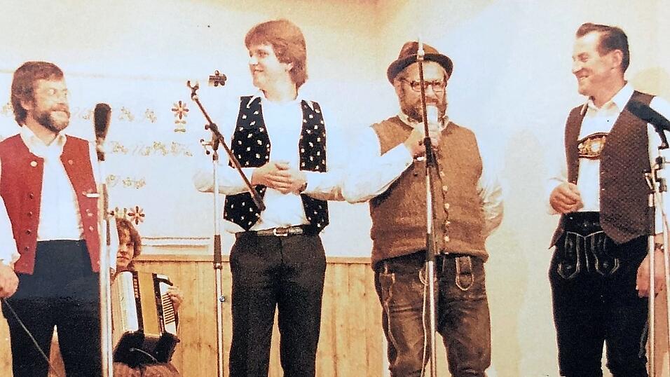 Franz Huber auf der B&uuml;hne beim Zweiten M&uuml;nchner Gstanzlsingen Mitte der 1980er Jahre.