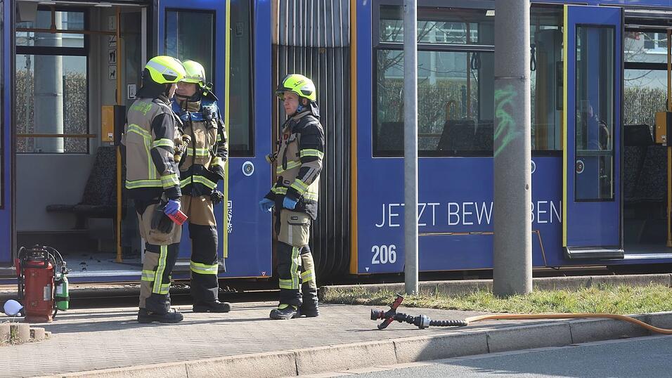 In einer Straßenbahn in Gera wurde eine Frau mit einer brennbaren Flüssigkeit übergossen und angezündet. In einer Straßenbahn in Gera wurde eine Frau mit einer brennbaren Flüssigkeit übergossen und angezündet.