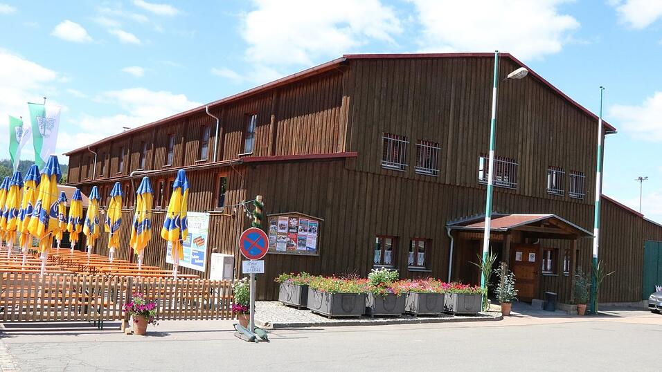 Die Festhalle, in der heuer vom 9. bis 13. Juli das Heimatfest stattfindet, wird einem Neubau weichen. Die Festhalle, in der heuer vom 9. bis 13. Juli das Heimatfest stattfindet, wird einem Neubau weichen.