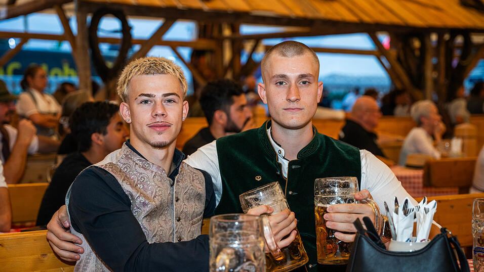 Die Partybilder vom Sonntag, 16. August, aus dem Festzelt Reisinger. Die Partybilder vom Sonntag, 16. August, aus dem Festzelt Reisinger.