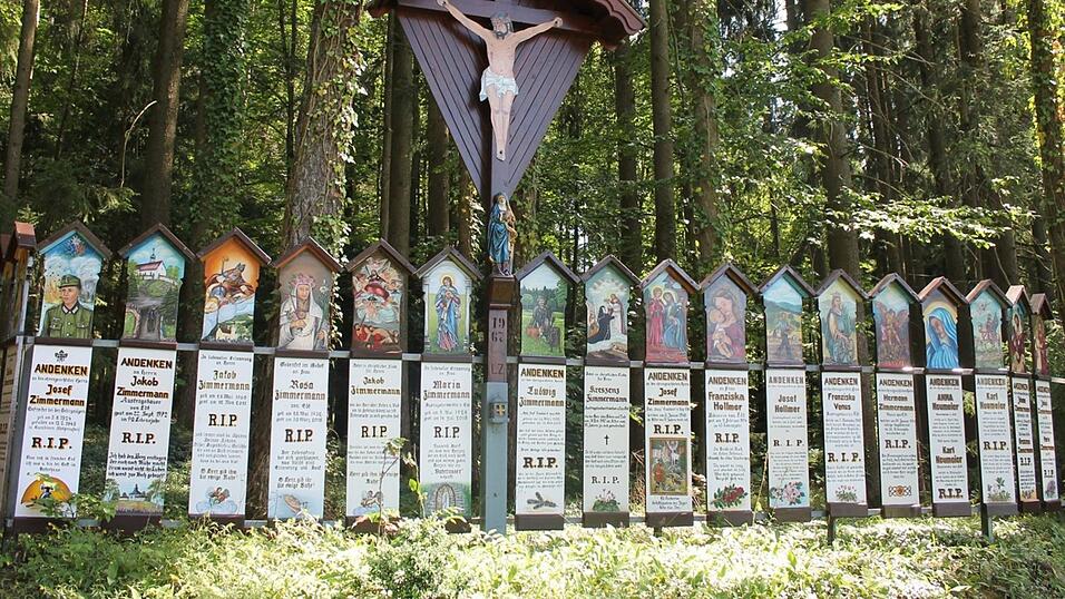 Die farbenprächtigen Totenbretter laden zu Andacht und Betrachtung ein.