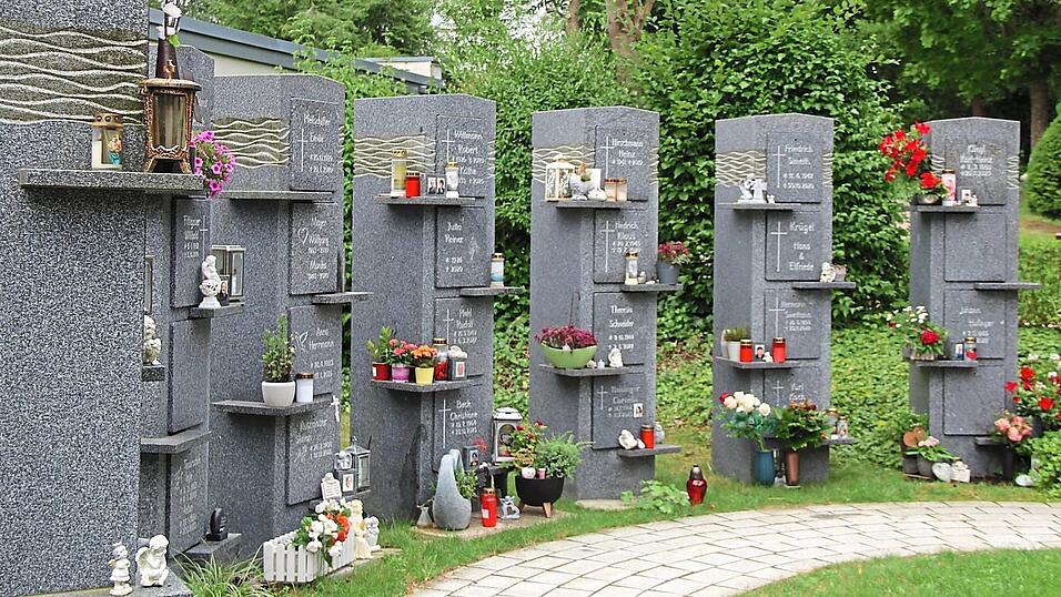 Ähnliche Stelen aus Naturstein mit leichtem Dekor und Platz für vier Urnen pro Stele und Ablagemöglichkeit hat der Stadtrat für den Friedhof beschlossen. Ähnliche Stelen aus Naturstein mit leichtem Dekor und Platz für vier Urnen pro Stele und Ablagemöglichkeit hat der Stadtrat für den Friedhof beschlossen.