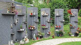 Ähnliche Stelen aus Naturstein mit leichtem Dekor und Platz für vier Urnen pro Stele und Ablagemöglichkeit hat der Stadtrat für den Friedhof beschlossen.